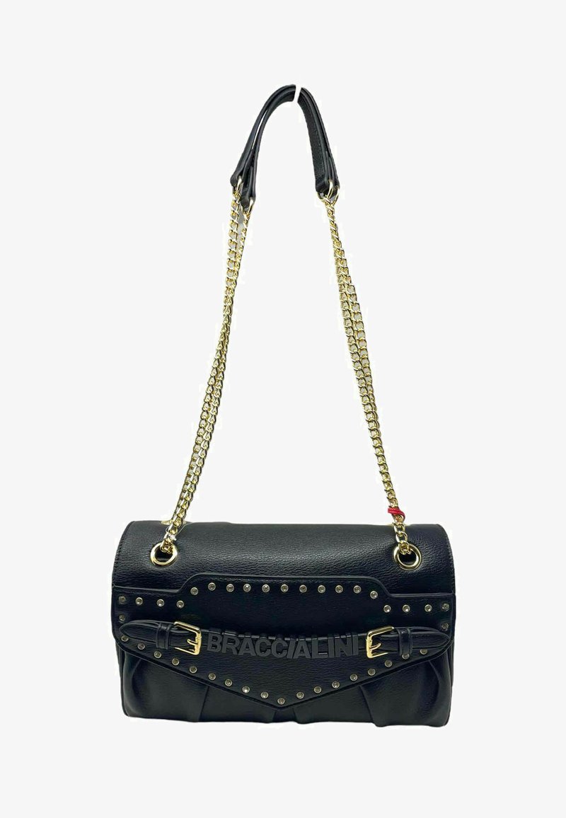 Borsa a mano in pelle nera con tracolla in catena dorata, dettagli borchiati e logo impresso. Presenta una chiusura a patta e una forma strutturata.