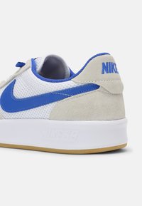 Nike SB ADVERSARY UNISEX - Sapatilhas de skate - summit white/hyper royal/white gum/light brown