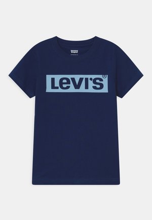 T-shirt bleu marine à manches courtes avec un bloc logo rectangulaire bleu clair et un texte « Levi's » bleu foncé centré à l'avant.