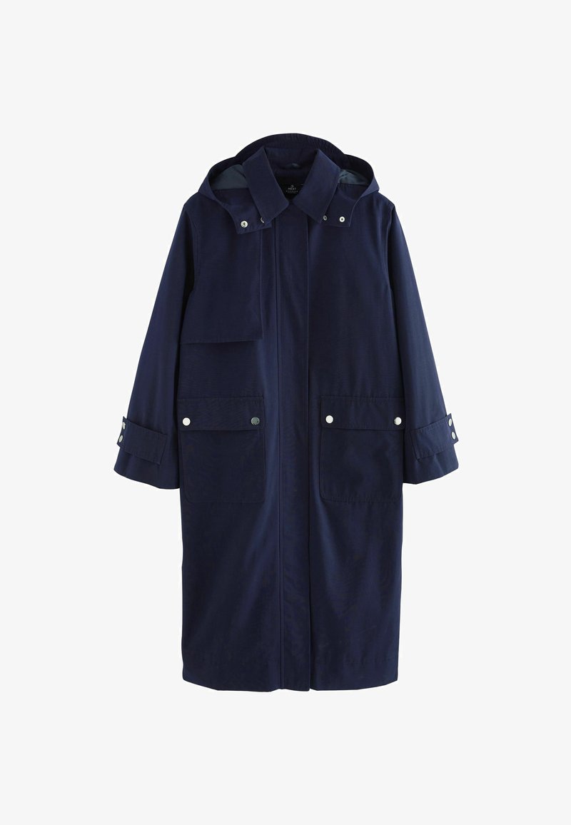 Lungo cappotto blu navy con cappuccio, tasche anteriori con bottone e polsini con bottoni a pressione, esposto su uno sfondo bianco.