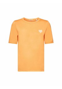 T-shirt en coton orange à manches courtes avec un graphique de cœur blanc en texte sur le côté gauche de la poitrine. Encolure ronde simple et texture lisse.