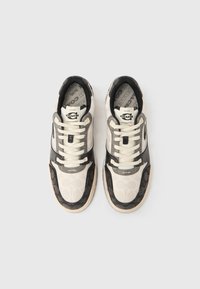 Λευκά και μαύρα αθλητικά παπούτσια με υφή στο σχέδιο. Διαθέτουν επένδυση στο κολάρο, κορδόνια μπροστά και λαστιχένια σόλα. Λογότυπο Coach στη γλώσσα.