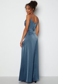 Bubbleroom WATERFALL HIGH SLIT SATIN GOWN - Abiti per occasioni speciali - dark blue