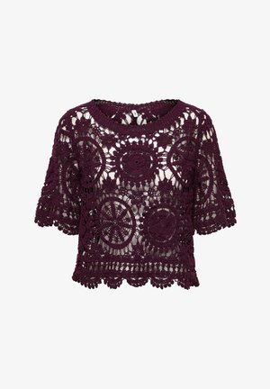 Haut court à manches courtes en crochet violet avec des motifs floraux et circulaires ajourés, encolure ronde et ourlet festonné.