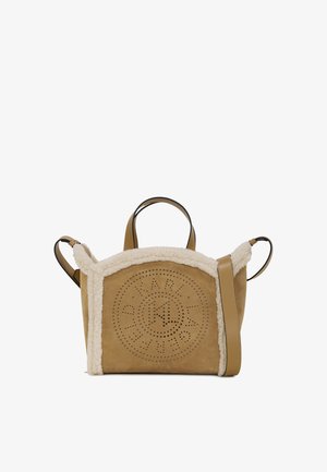 Torbica od svjetlosmeđeg sueda s kremastim ovjesima od ovčje vune, kružni izrezani logotip sprijeda, dvostruki gornji rukohvati i podesiva naramenica.