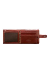 Portefeuille en cuir dans une teinte marron riche, comprenant un emplacement pour pièce d'identité transparent, plusieurs emplacements pour cartes et une fermeture à pression. Doublure intérieure texturée.