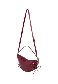 Κόκκινη δερμάτινη τσάντα ώμου σε σχήμα ημισελήνου με ρυθμιζόμενο λουρί, κλείσιμο με φερμουάρ και διακοσμητικούς συνδέσμους στα πλάγια με μεταλλικά άκρα.