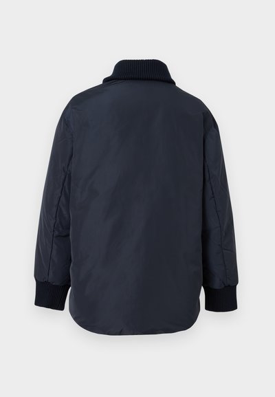 Marineblå polstret jakke med ribbet krave og манжеты. Glat tekstur, let oversized pasform, ingen synlige lukninger eller dekorationer.