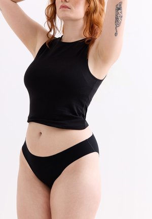 Zwart aansluitend tanktop met een ronde hals, gecombineerd met bijpassend zwart bikiniondergoed, gemaakt van een gladde, rekbare stof.