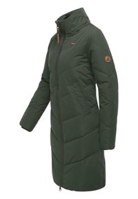 Grønn polstret frakk med glidelås foran, høy krage og sidelommer. Har chevron-søm og et logo-klistremerke på ermet.