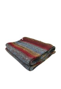 Couverture en tricot à rayures multicolores comprenant des teintes rouges, bleues, vertes et brunes. Texture douce avec un design plié et une étiquette de marque discrète.