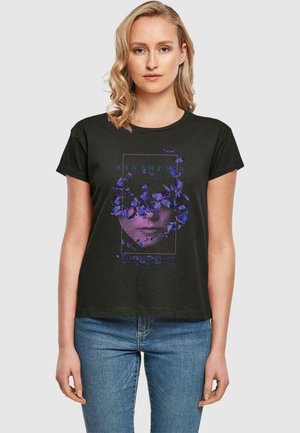 Sort bomulds T-shirt med et grafisk design med lilla blomster og en ansigtssilhuet, teksten lyder "SYNTHESIS EVANESCENCE." Korte ærmer.