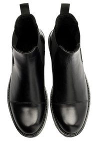 Czarne skórzane botki na kostkę z elastycznymi panelami bocznymi, okrągłym noskiem i gładkim wykończeniem. Prosty design z teksturowaną podeszwą i pętlą do zakupu.