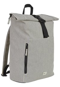 Zaino in tessuto a righe con design a risvolto, dettagli neri, spallacci regolabili e una tasca laterale con zip per il riposizionamento.