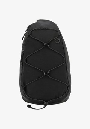 Schwarzer Rucksack mit strukturiertem Oberflächenmaterial, ausgestattet mit einem Gummiband-Design, Reißverschluss und Logo-Akzent. Leicht gebogene Form für eine ergonomische Passform.
