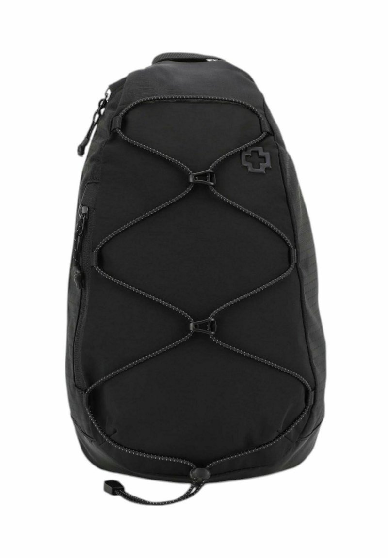 Musta reppu, jossa on teksturoitu pinta, bungee-köysimuotoilu, vetoketjusulku ja logo-aksentti. Hieman kaareva muoto ergonomista istuvuutta varten.