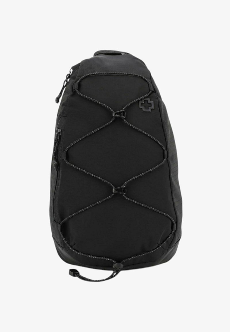 Schwarzer Rucksack mit strukturiertem Oberflächenmaterial, ausgestattet mit einem Gummiband-Design, Reißverschluss und Logo-Akzent. Leicht gebogene Form für eine ergonomische Passform.