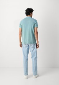 Marc O'Polo SHORT SLEEVE RIB COLLAR AND CUFFS SLITS AT HEM - Polotričko - midnight moss