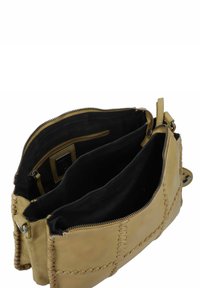 Borsa in pelle a due scomparti di un beige chiaro con interno nero. Presenta una chiusura con zip e dettagli cuciti lungo i bordi.