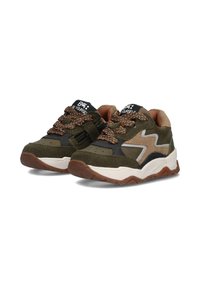 Zapatillas de ante verde con acentos en negro y marrón, cordones con patrones, lados texturizados y suela de goma. Cuenta con una correa de gancho y bucle para ajustar el ajuste.