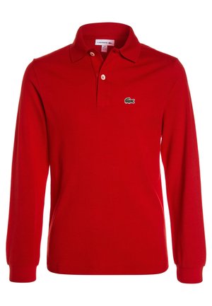 Polo rouge à manches longues avec col, deux boutons et un petit logo crocodile vert sur la poitrine gauche.