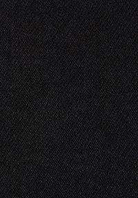 Tekstura czarnej denimu z widocznym diagonalnym wzorem tkania i lekkim meszkiem na tkaninie.