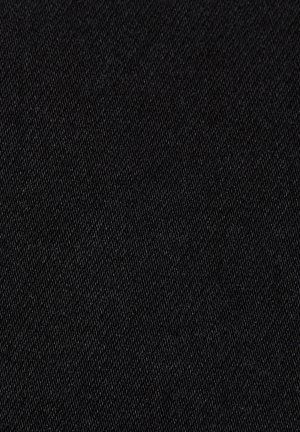 Tekstura czarnej denimu z widocznym diagonalnym wzorem tkania i lekkim meszkiem na tkaninie.