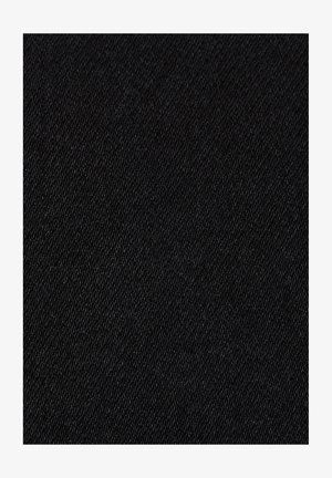 Tekstura czarnej denimu z widocznym diagonalnym wzorem tkania i lekkim meszkiem na tkaninie.