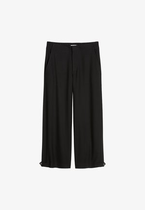 Schwarze, weit geschnittene Hosen aus einem glatten Stoff, mit zwei Seitentaschen und umgeschlagenen Säumen mit Knopf-Details.