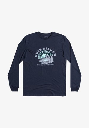 Tummansininen pitkähihainen paita, jossa on vuori, puita ja aurinko -grafiikka, "Quiksilver" -teksti ylhäällä ja "The Mountain & The Wave" -teksti alhaalla.