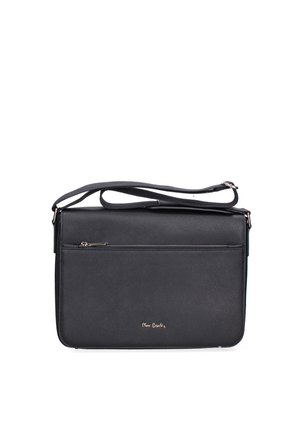 Zwarte rechthoekige crossbodytas met voorvak met ritssluiting en verstelbare schouderriem, voorzien van een klein gouden logo nabij het midden onderaan.