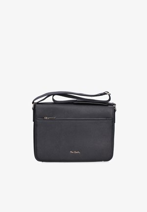 Borsa a tracolla rettangolare nera con tasca frontale con cerniera e tracolla regolabile, firmata con un piccolo logo dorato vicino al centro inferiore.