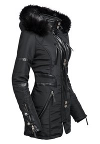 Czarna ocieplana kurtka z kapturem wyściełanym futrem, skórzanymi wstawkami, wieloma kieszeniami na zamek oraz zapięciami na zatrzaski. Teksturowane wykończenie.