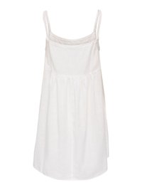 Robe d'été blanche sans manches avec fines bretelles et taille froncée, fabriquée en tissu léger adapté au temps chaud.