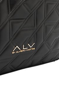 Borsa a tracolla in pelle nera testurizzata con motivo geometrico, con un logo dorato che recita "ALV by Alviero Martini."