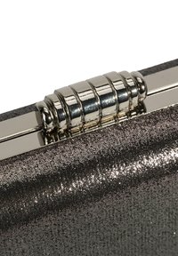 Metalen clutch met glinsterende donkere stof, voorzien van een glanzende zilveren sluiting met een geribbeld ontwerp, die de slanke vorm en textuur benadrukt.