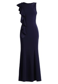 Robe de soirée sans manches bleu marine avec une silhouette ajustée et un détail de volants en cascade le long d'une épaule jusqu'à la taille.