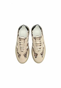 Sneakers con tomaia in suede beige e dettagli in stampa leopardata, strisce bianche e finiture in pelle pattinata nera sul tallone.
