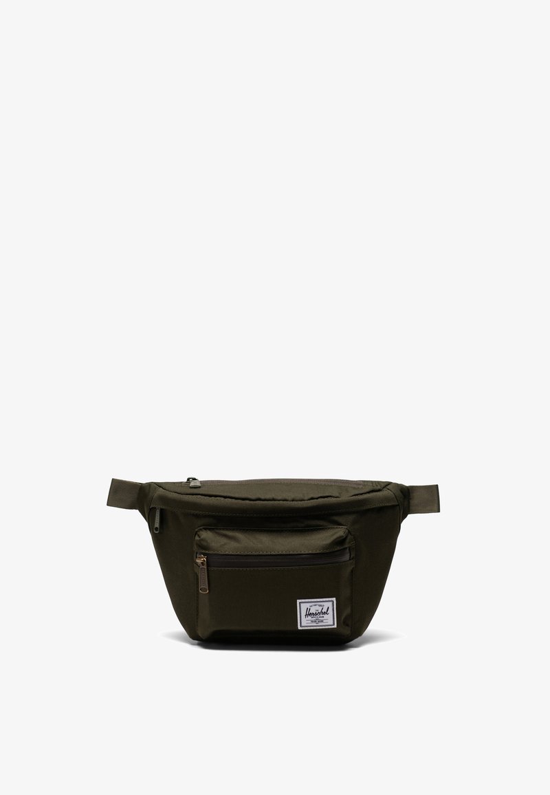 Marsupio verde oliva con un compartimento principale con zip e una tasca frontale con zip, realizzato in tessuto resistente, dotato di una patch con logo.