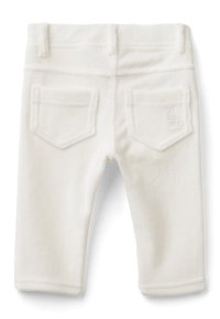Białe spodnie niemowlęce z korduroy o gładkiej fakturze, z dwoma tylnymi kieszeniami i małym haftowanym logo królika na prawej kieszeni.