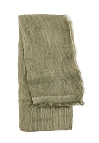 Oliwkowy szalik wykonany z lekkiego materiału, z lekko teksturowaną powierzchnią i frędzlami oraz przezroczystą nakładką.
