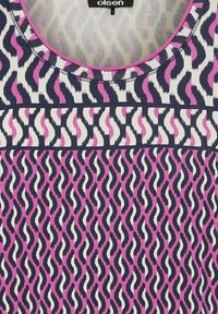 Korte mouwen top met een ronde halslijn. Het ontwerp bevat contrasterende golvende patronen in roze, marineblauw en wit. Zachte, lichtgewicht stof.