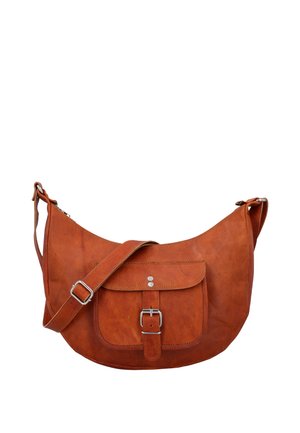 Hnědá křížová taška přes rameno ve tvaru půlměsíce z kůže s nastavitelným popruhem a přední kapsou zabezpečenou přezkou a dvěma kovovými nýty.