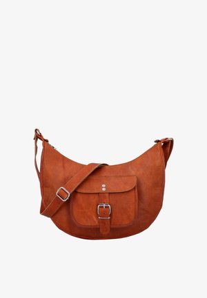 Hnědá křížová taška přes rameno ve tvaru půlměsíce z kůže s nastavitelným popruhem a přední kapsou zabezpečenou přezkou a dvěma kovovými nýty.
