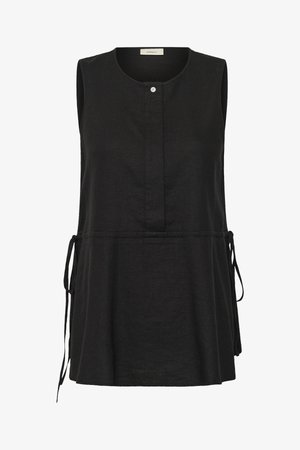 Ujjatlan fekete len top kerek nyakkivágással, részleges gombos elülső kupakkal és oldalsó húzózsinórokkal a testre szabható illeszkedésért.