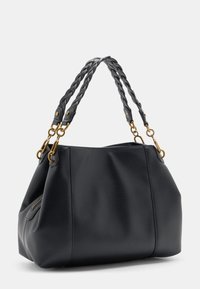 Melnas ādas rokassomu ar teksturētu virsmu, kam ir pīti rokturi, zelta metāla akcenti un plaša, strukturēta forma.