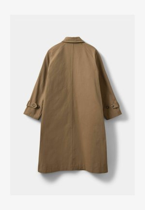 Cappotto lungo marrone con colletto, maniche raglan e polsini con bottoni. Presenta una texture liscia e un design di lunghezza intermedia.