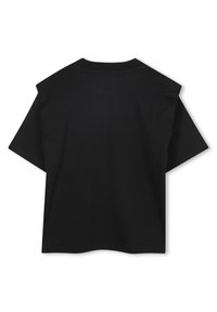 Camisa de algodón negra con un diseño relajado, mangas cortas y cuello redondo. Textura suave con un dobladillo recto y estilo minimalista.
