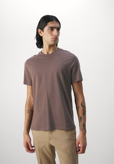 sandro TEE - Pamata T-krekls - marron foncé