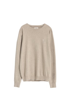 Jersey beige claro de tela suave, con cuello redondo, mangas largas y puños acanalados, con un pequeño detalle de logo en la parte frontal.
